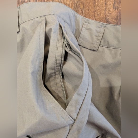 Tilley Endurables Different Drummer Womens Cargo Shorts Taupe Green Sz 16 NWOT - Picture 8 of 9